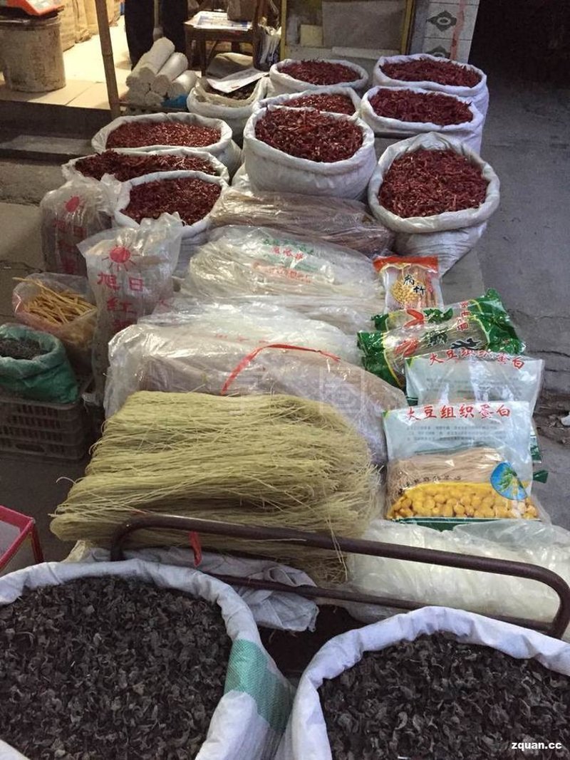 海参，这道餐桌上的珍馐，究竟有何神奇之处？它为何被视作滋补佳品？今天就让我们一起探究海参的功效与作用，并揭示它的禁忌人群。